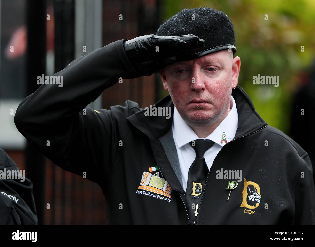 I membri della società 'D' presso il Republican Giardino della Rimembranza di Falls Road, Belfast, durante il corteo funebre di ex provvisorio leader IRA Billy McKee. Foto Stock
