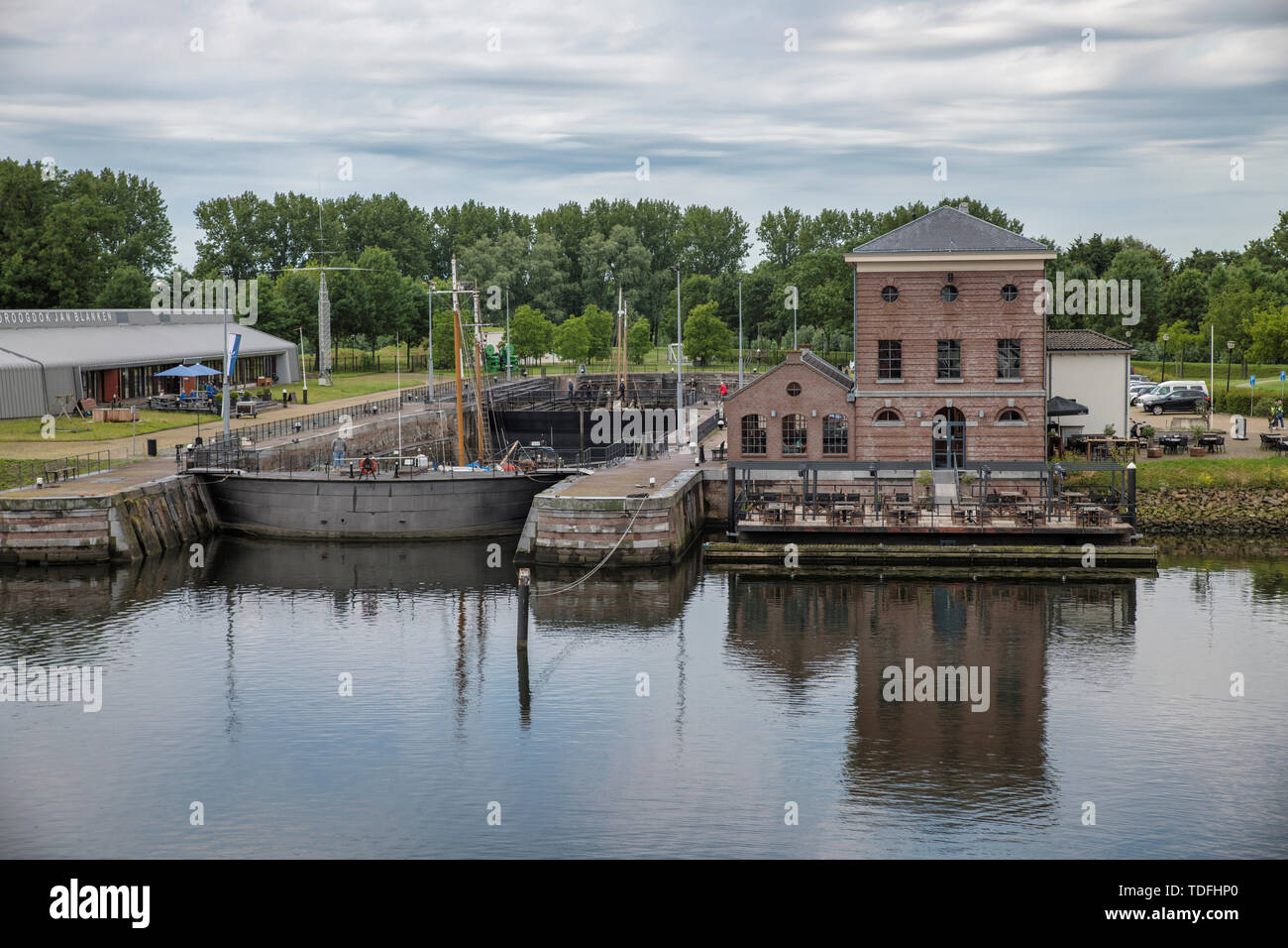 Hellevoetlsuis,Olanda,15-giugno-2019:il bacino di carenaggio Jan blanken in hellevoetlsuis,l'unico ancora lavorando bacino di carenaggio in Olanda che viene ancora usato per le riparazioni di barche e navi,è costruito attorno al 1800 Foto Stock