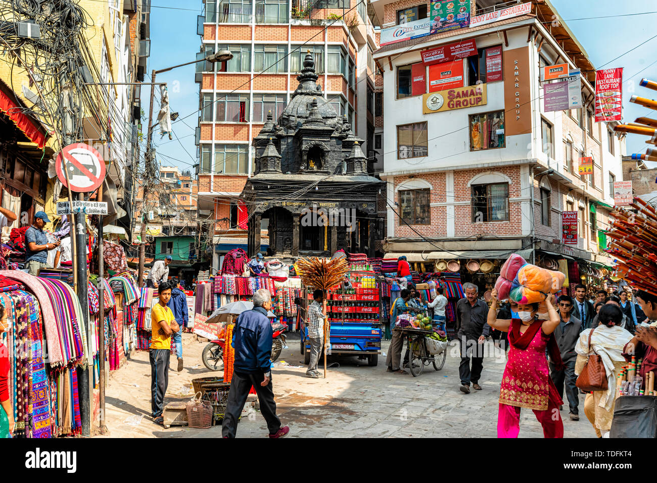 Kathmandu, Nepal - 11 OTT 2018: il traffico al tempio all'intersezione di piccole strade vicino il quadrato di Durbar di Kathmandu, Nepal. Foto Stock