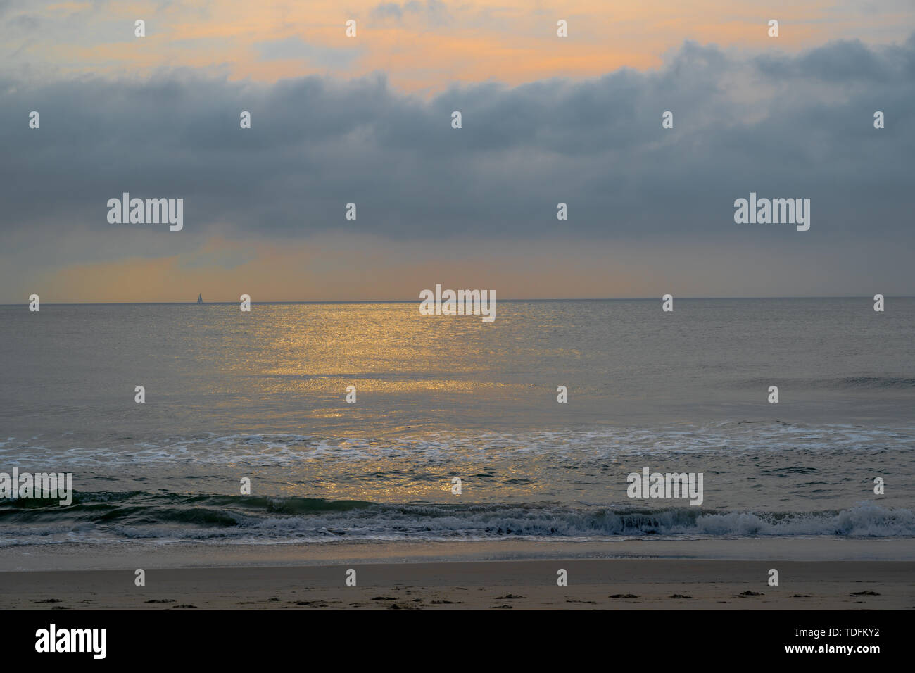 Una foto di Virginia Beach prese nelle prime ore del mattino, poche ore dopo l'alba; un sailbiat può essere visto all'orizzonte. Foto Stock