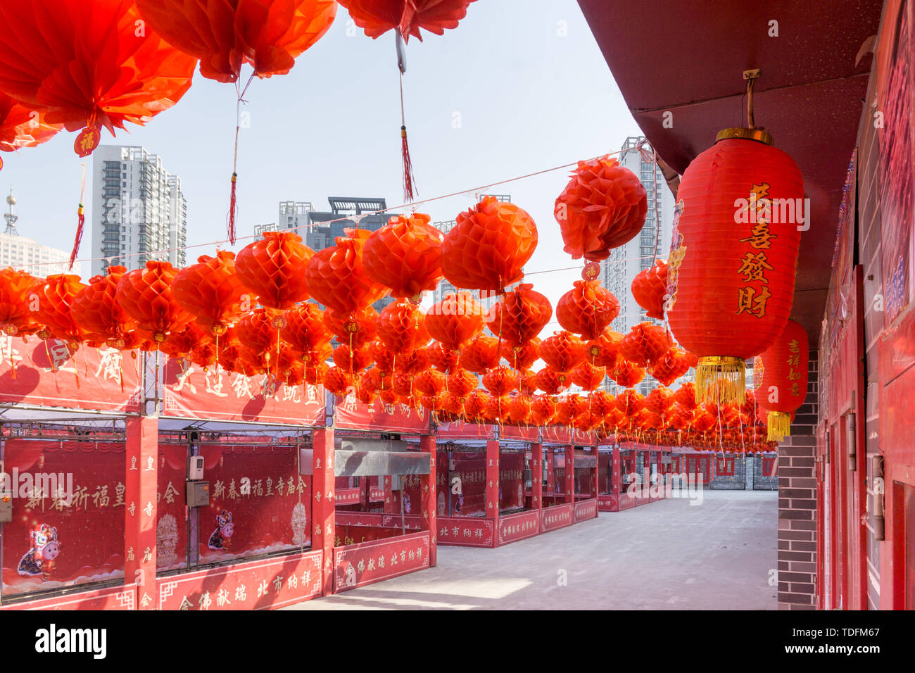 Edifici antichi e lanterne rosse presso il Tempio Imperiale Fair di Shenyang, Cina Foto Stock