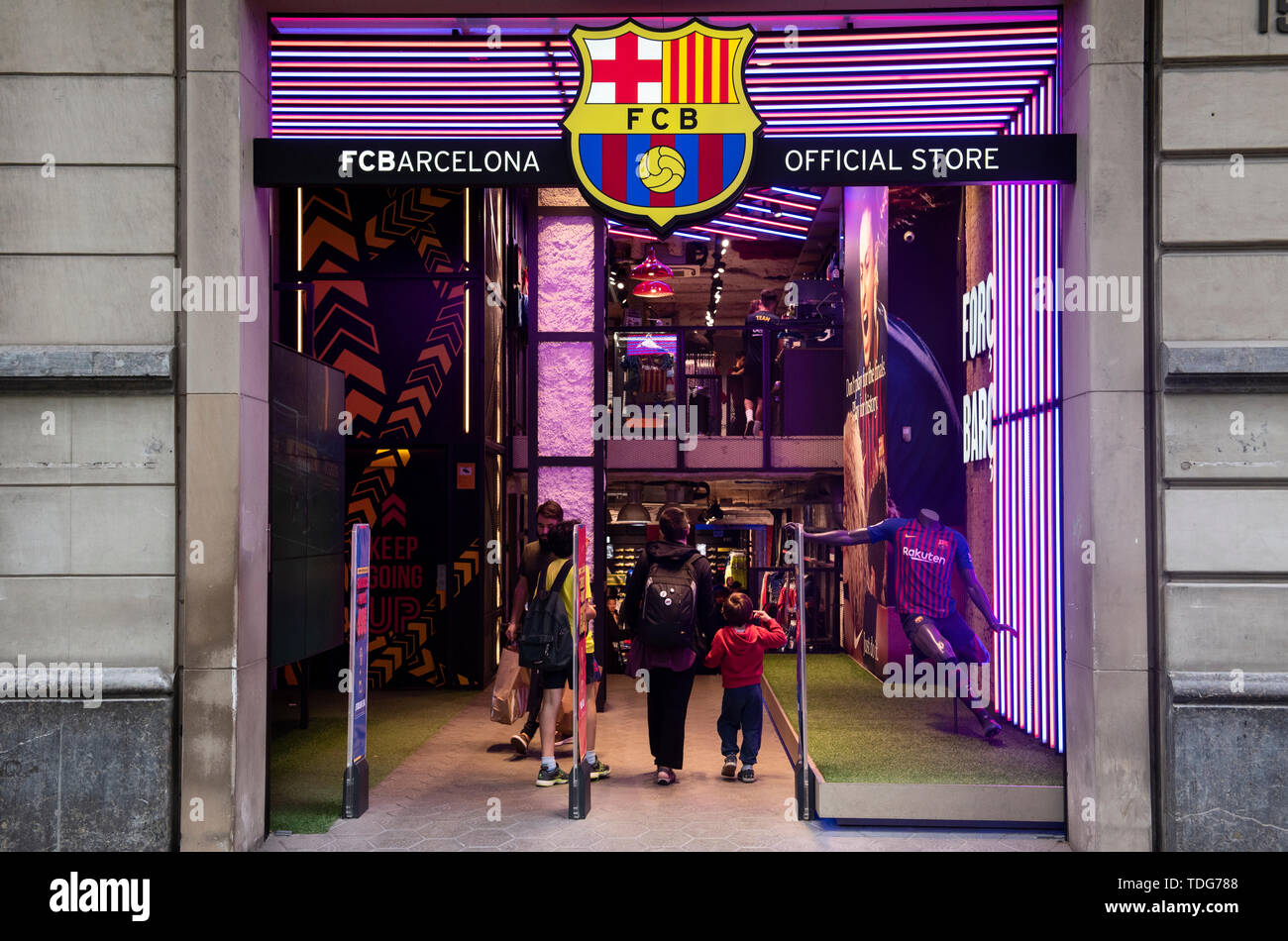 I clienti che entrano in spagnolo Professional Football team il Futbol Club Barcelona store in Barcelona. Foto Stock