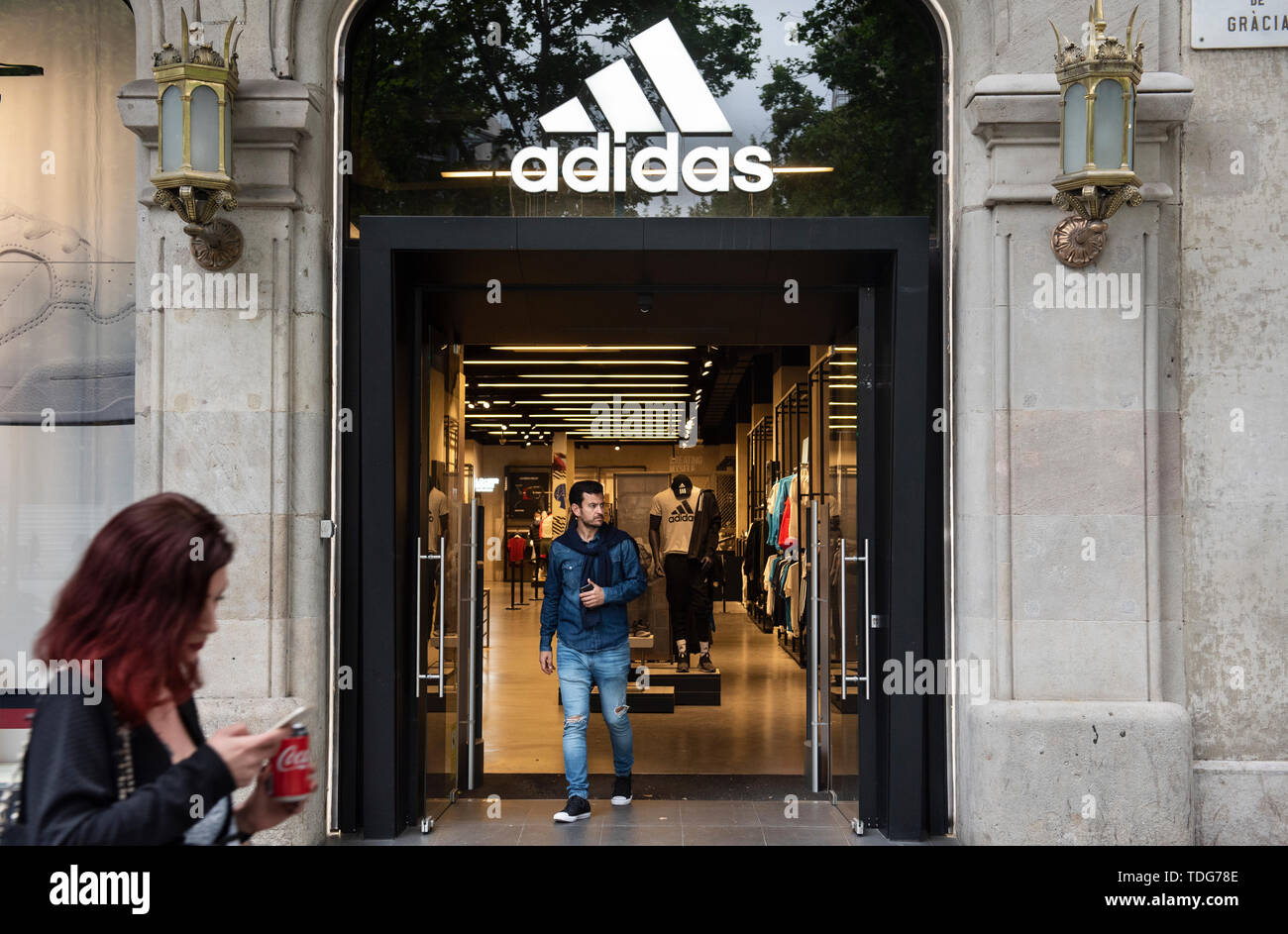 Un cliente esce dalla multinazionale tedesca negozio di abbigliamento  sportivo Adidas in Spagna Foto stock - Alamy