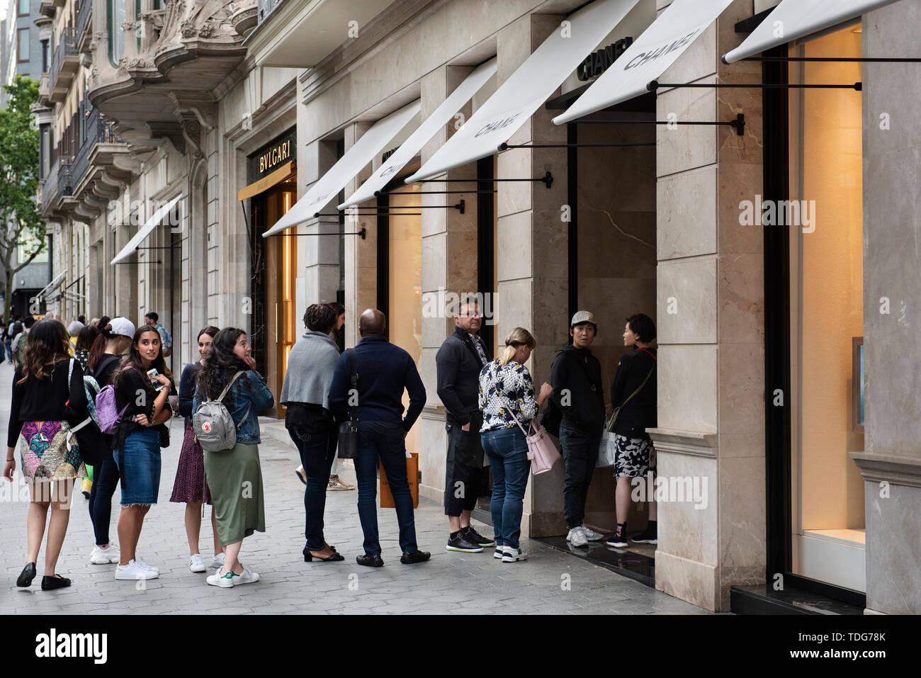 I clienti in coda la multinazionale francese Chanel abbigliamento e prodotti di bellezza brand store è visto in Spagna. Foto Stock