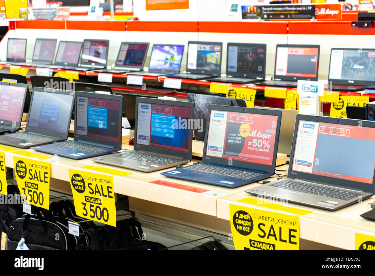 La regione di Celjabinsk, Russia - Giugno 2019. Elettrodomestici store Video m. Scaffali con merce. Computer e laptop. Foto Stock