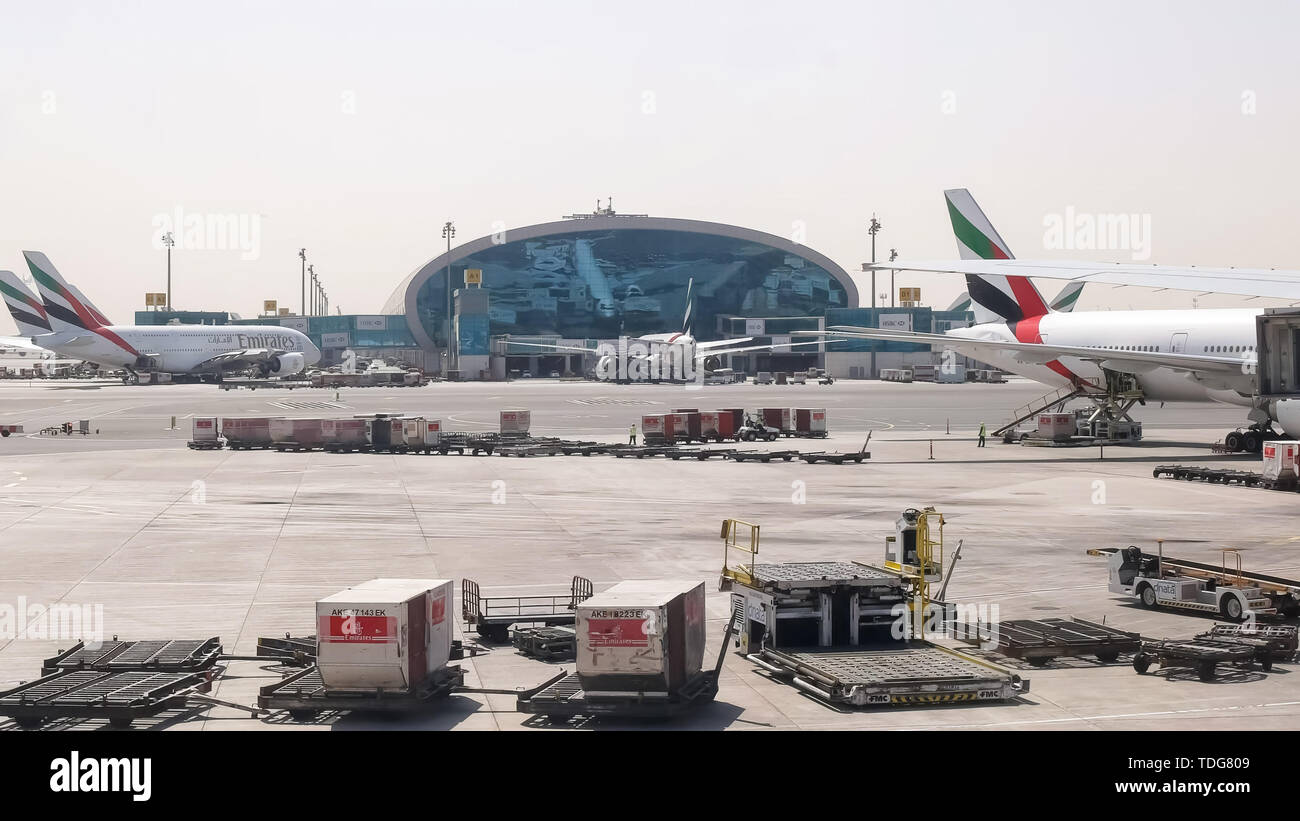 DUBAI, Emirati Arabi Uniti - Agosto 22, 2016: Emirates Airlines aerei all aeroporto internazionale di Dubai negli Emirati arabi uniti Foto Stock