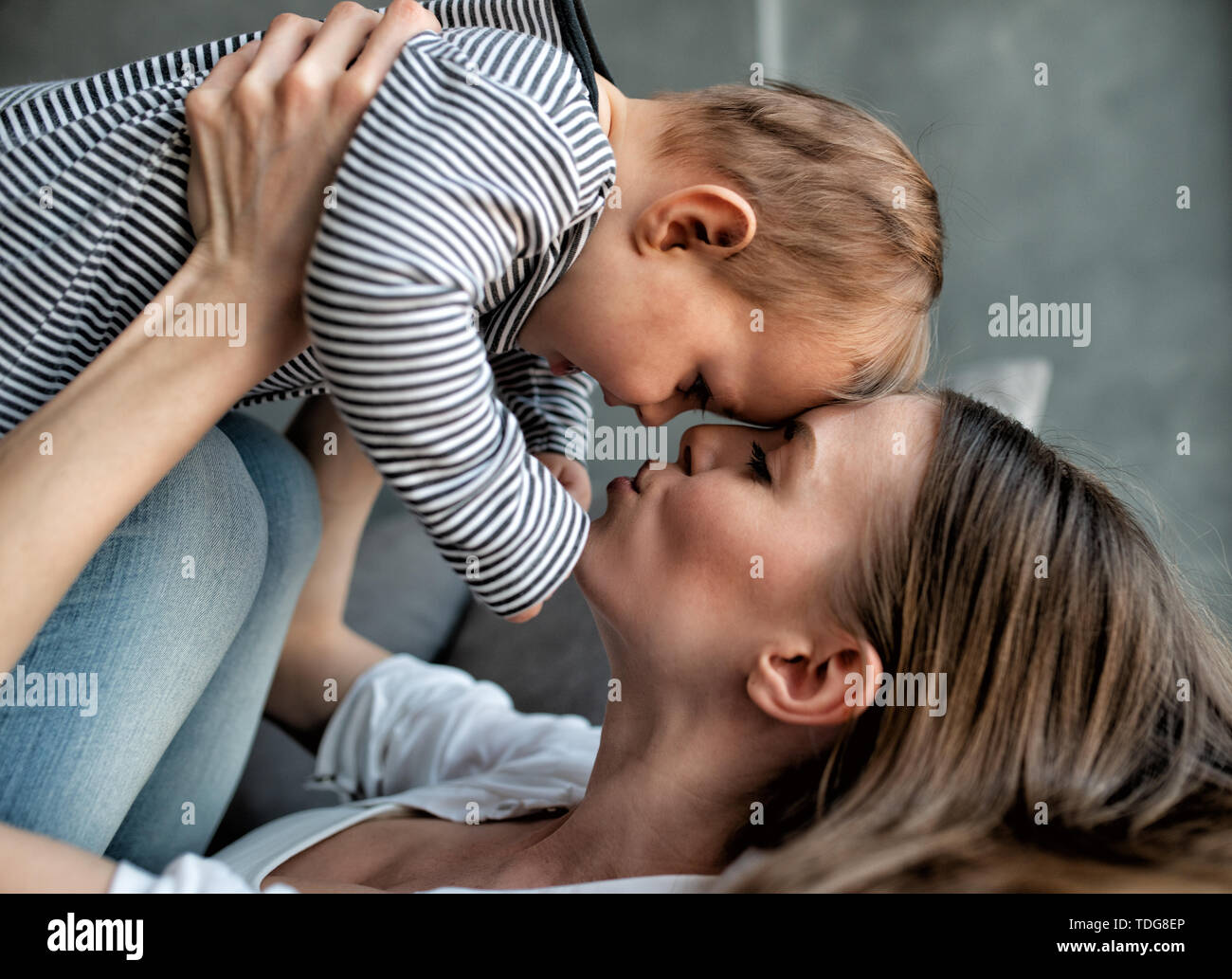 Bambino sorridente e felice con MOM Foto Stock