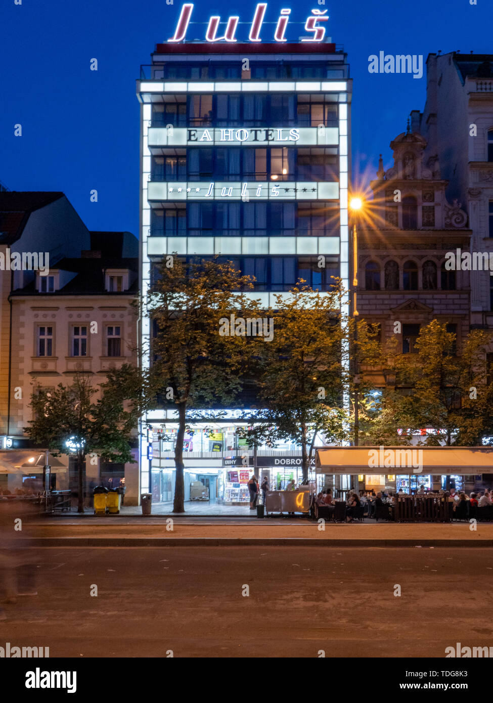 Praga, Repubblica Ceca - 8 Giugno 2019: funzionalista Julis Hotel di notte sulla piazza di San Venceslao. Un famoso punto di riferimento modernista stile Bauhaus e Funzionalista. Foto Stock