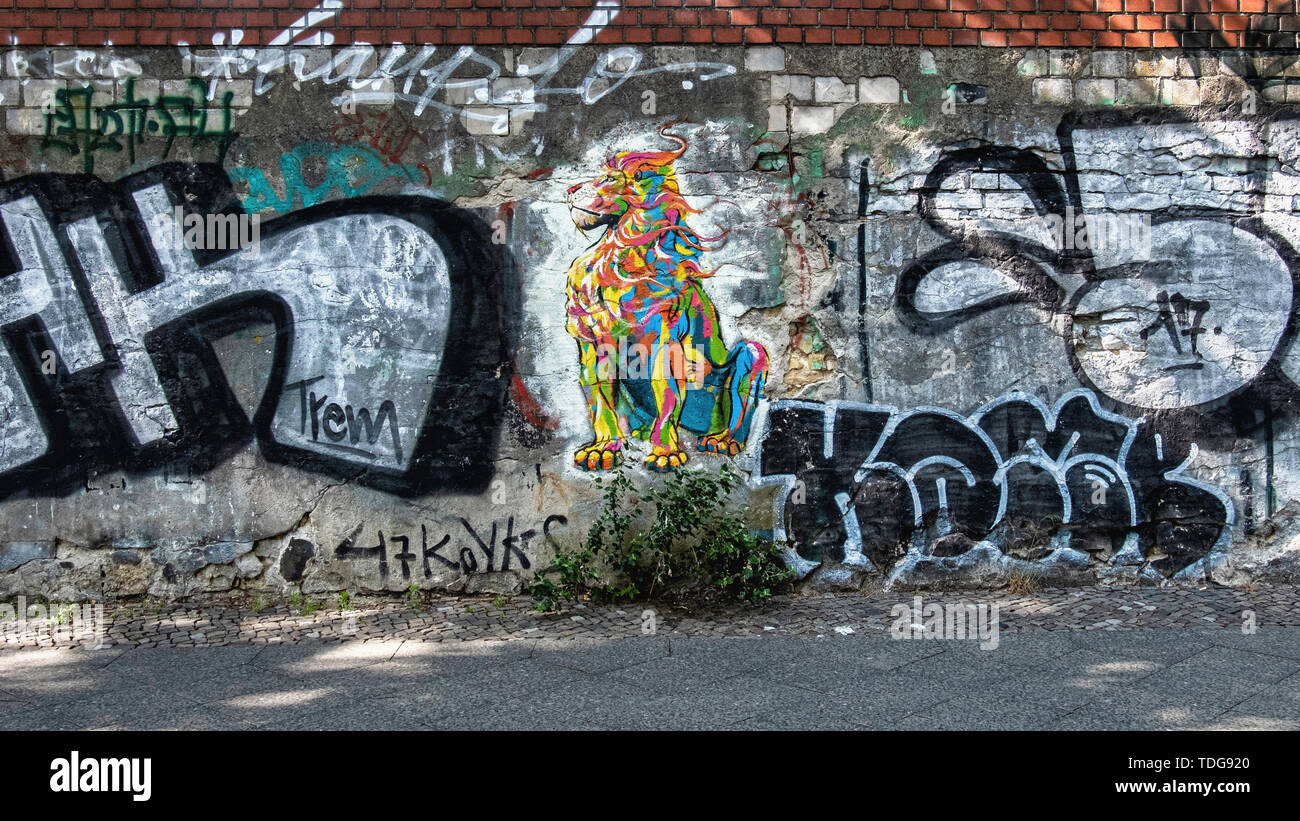 Graffiti-Cimitero coperto con il muro di mattoni a vista e arte di strada in Baruther strasse, Kreuzberg-Berlin Foto Stock