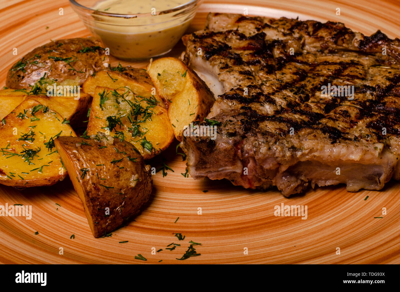 Bistecche alla griglia, patate al forno e insalata di verdure Foto Stock