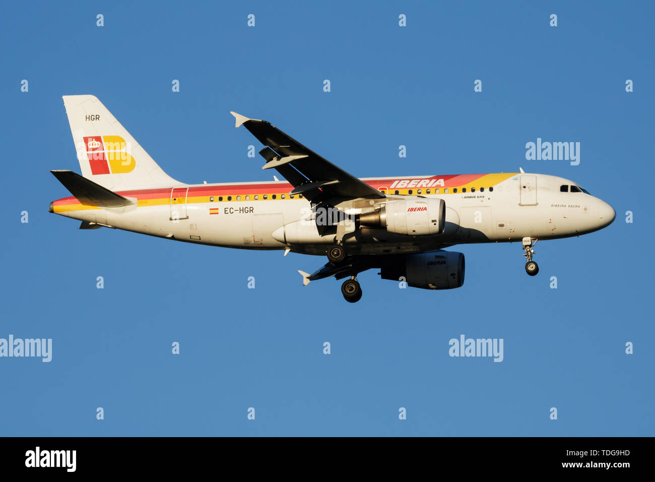 MADRID / Spagna - 2 Maggio 2016: Iberia Airlines Airbus A319 CE-HGR piano passeggero atterraggio all' Aeroporto Barajas di Madrid Foto Stock