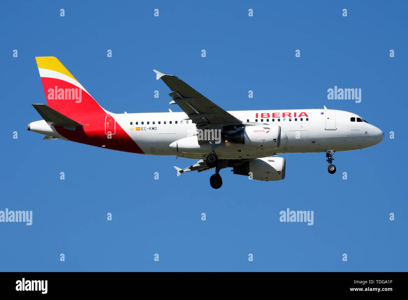 MADRID / Spagna - 2 Maggio 2016: Iberia Airlines Airbus A319 CE-kmd aereo passeggeri atterraggio all' Aeroporto Barajas di Madrid Foto Stock