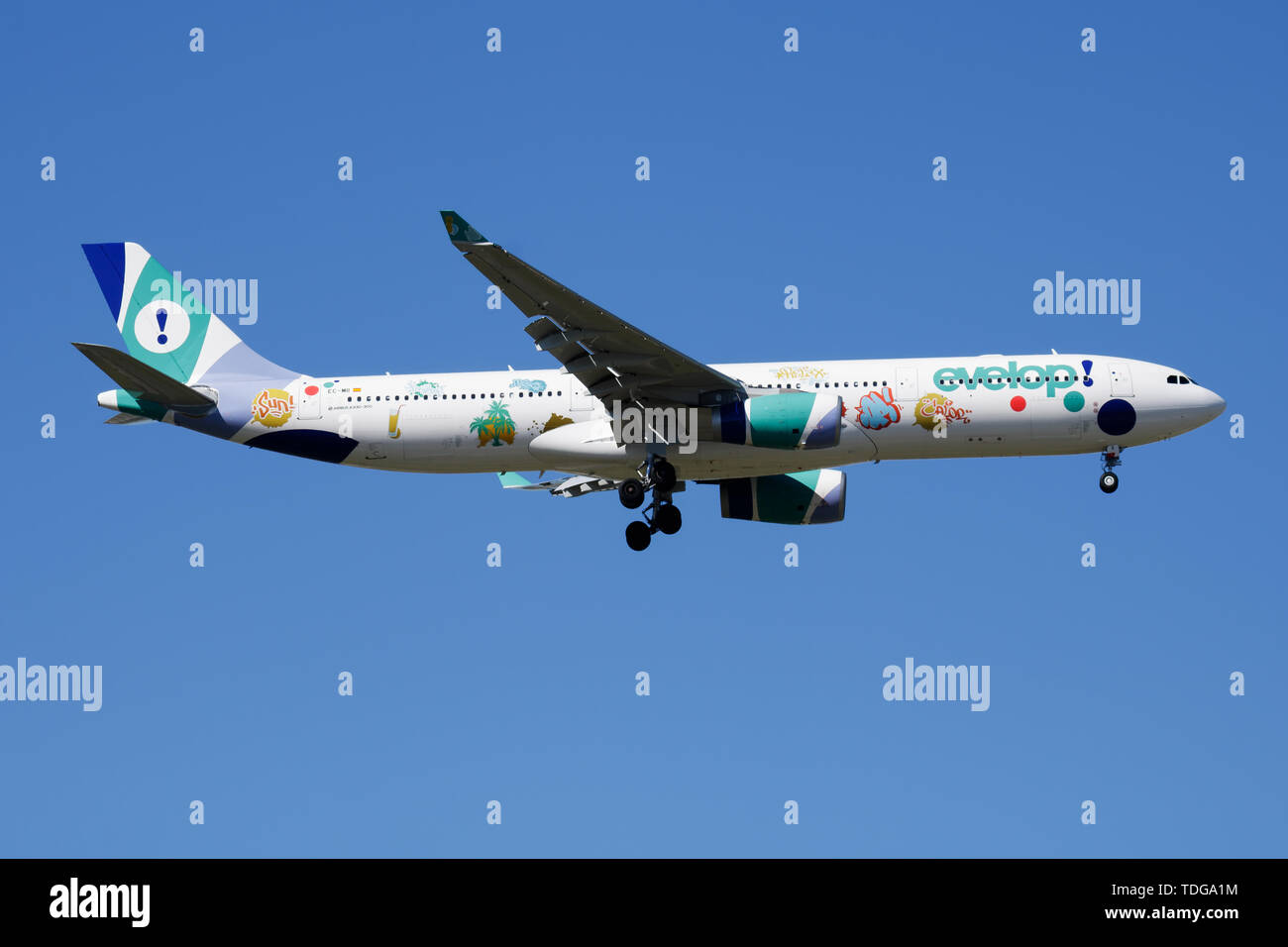 MADRID / Spagna - 2 Maggio 2016: Sviluppare le compagnie aeree speciale livrea Airbus A330-300 CE-MII piano passeggero atterraggio all' Aeroporto Barajas di Madrid Foto Stock