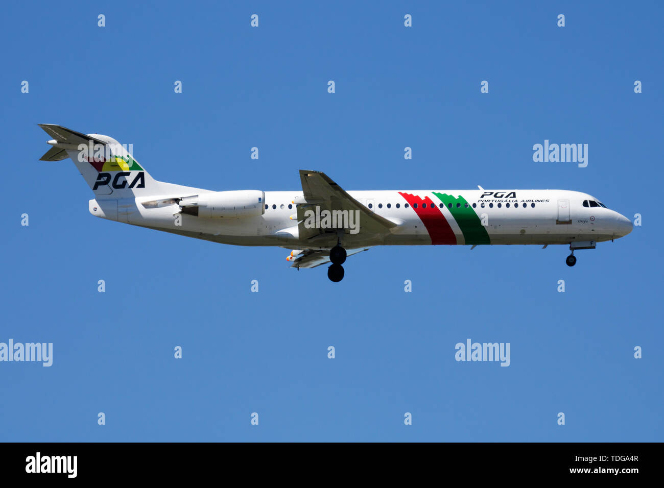 MADRID / Spagna - 2 Maggio 2016: PGA Portugalia Airlines Fokker 100 CS-TPF aereo passeggeri atterraggio all' Aeroporto Barajas di Madrid Foto Stock