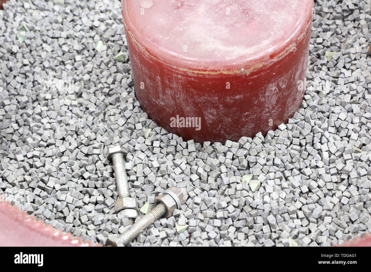 La finitura canna macchina :mezzi abrasivi, pezzi da lavorare, composto e acqua vengono caricati in barili a un certo rapporto e vengono messi in movimento in t Foto Stock