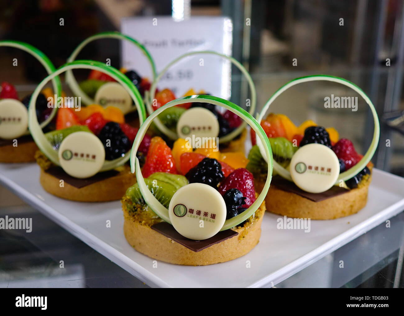 Shanghai, Cina - 4 giu 2019. Tabella di dolce presso il ristorante a buffet dello spettro dei mari nave da crociera di Royal Caribbean. Foto Stock