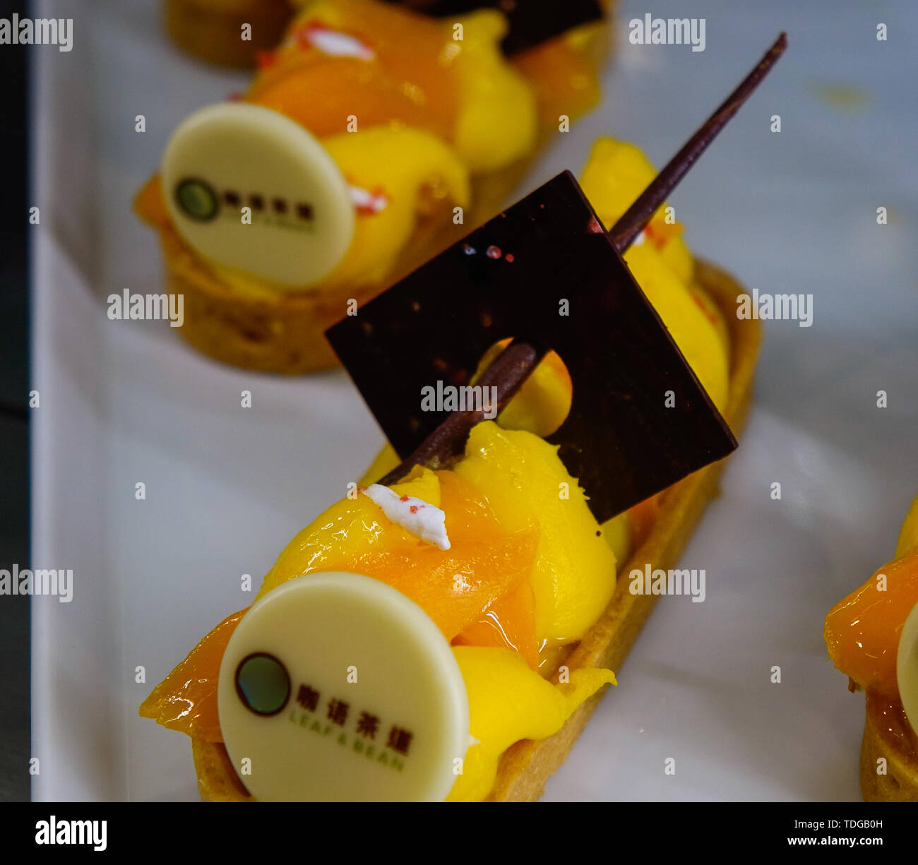 Shanghai, Cina - 4 giu 2019. Tabella di dolce presso il ristorante a buffet dello spettro dei mari nave da crociera di Royal Caribbean. Foto Stock