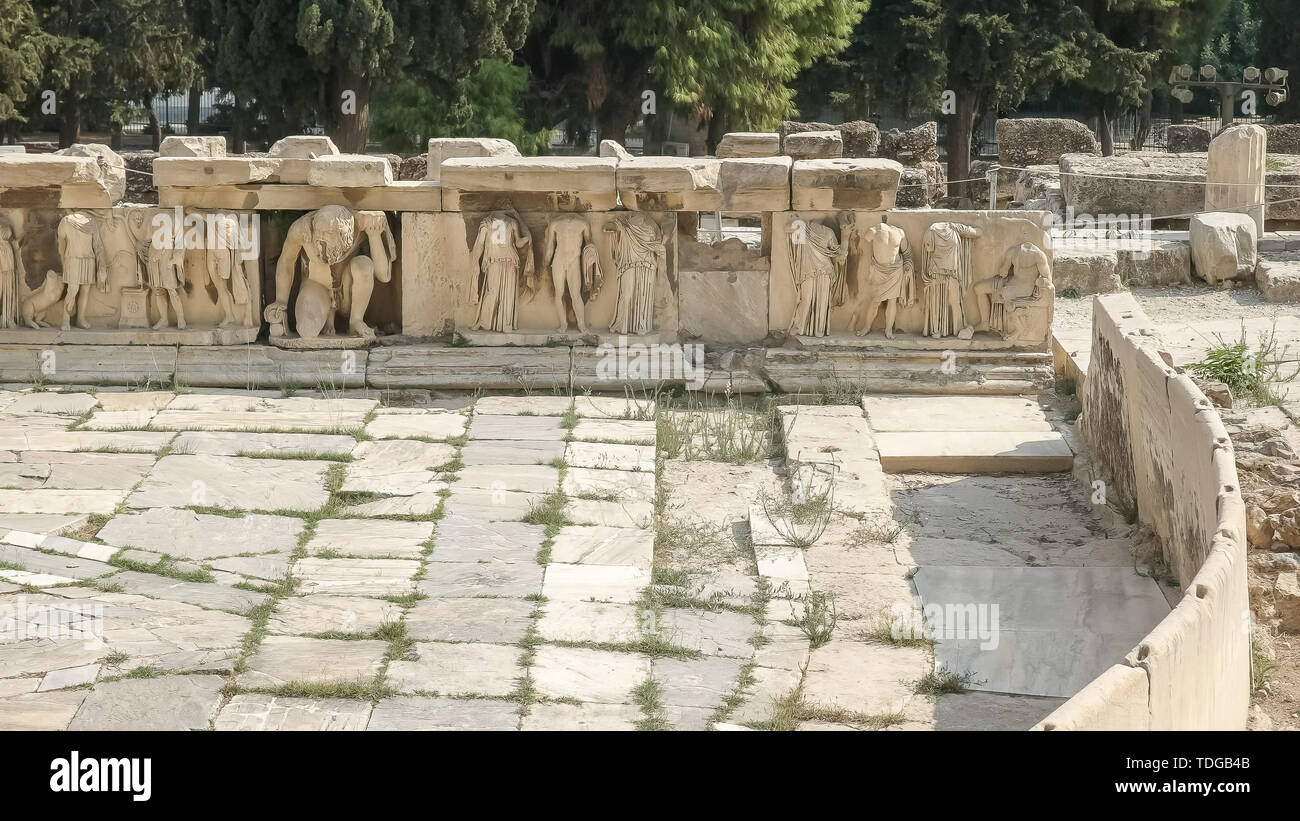 Marmo scolpito rilievi presso il Teatro di Dioniso Acropoli di Atene, Grecia Foto Stock