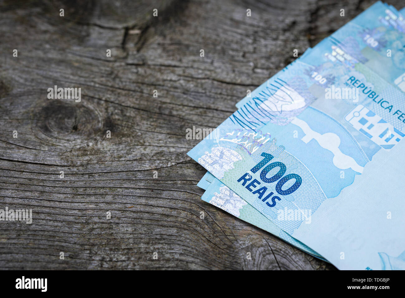 Il brasiliano soldi su una vecchia scheda con spazio per un iscrizione Foto Stock