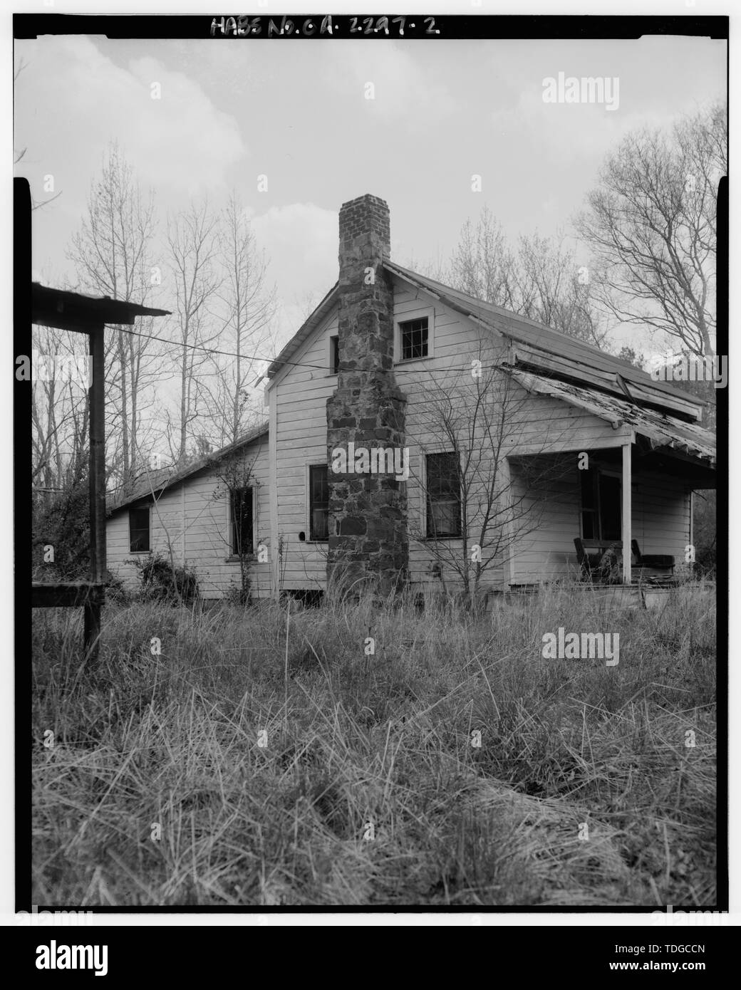 Lato nord. Nota camino in pietra. - Couey-Owings-Knowles House, U.S. Route 27 (stato percorso 1), Summerville, Chattooga County, GA Foto Stock
