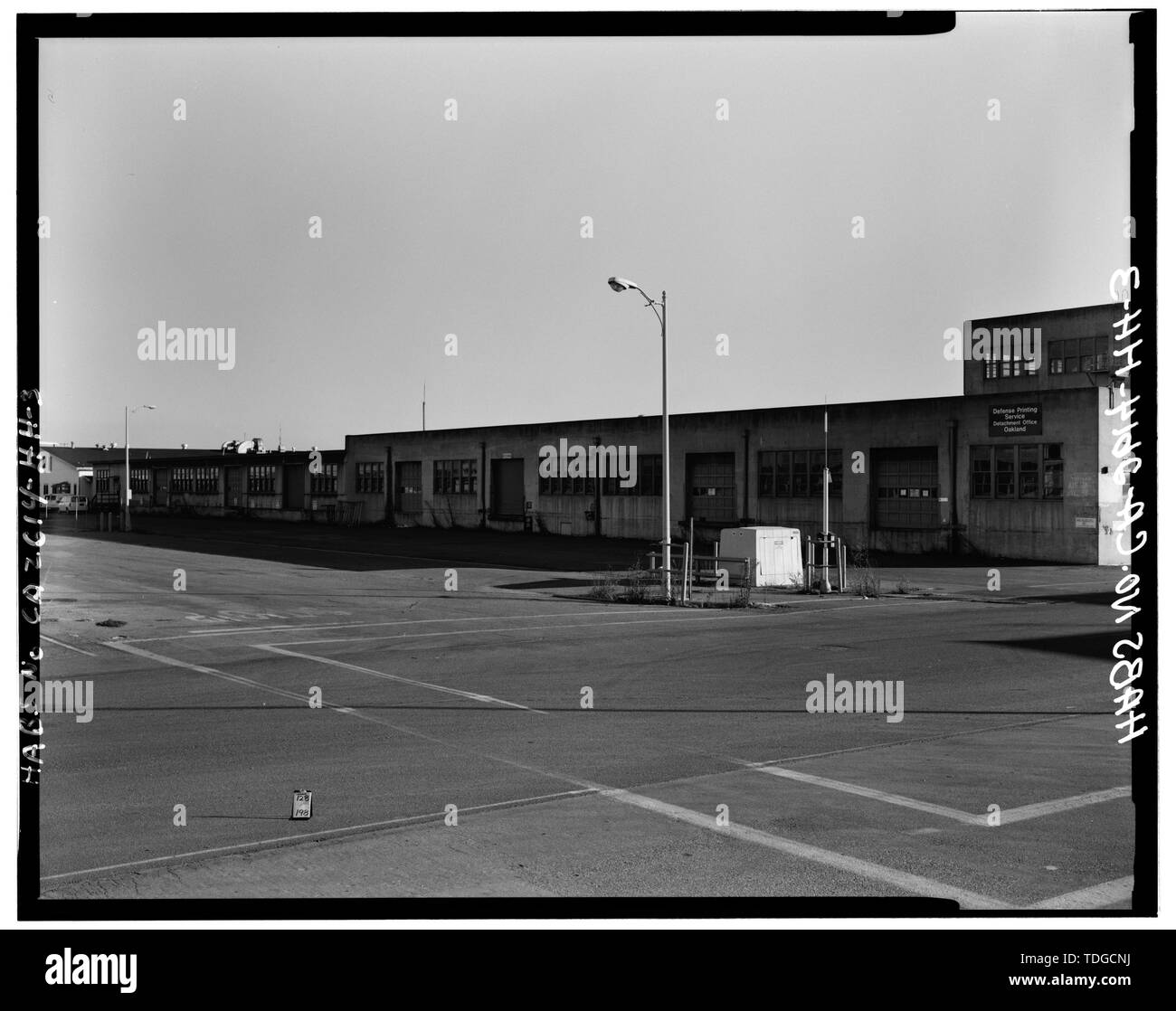 Lato nord, vista obliqua, da angolo sud-est dell'Edificio 333, guardando ad est-sudest, con la costruzione di 441-B A SINISTRA. - Oakland Naval Supply Center, torrefazione, Est della quarta strada, tra J e K di Oakland, contea di Alameda, CA Foto Stock