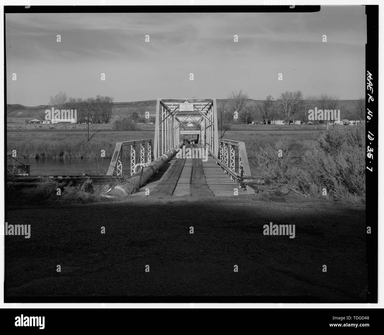 Vista NORD SUD DELLA FINE DEL RE HILL BRIDGE. - Re Hill bridge spanning Snake River nello Stato percorso n. 93808A, re Hill, Elmore County, ID Foto Stock