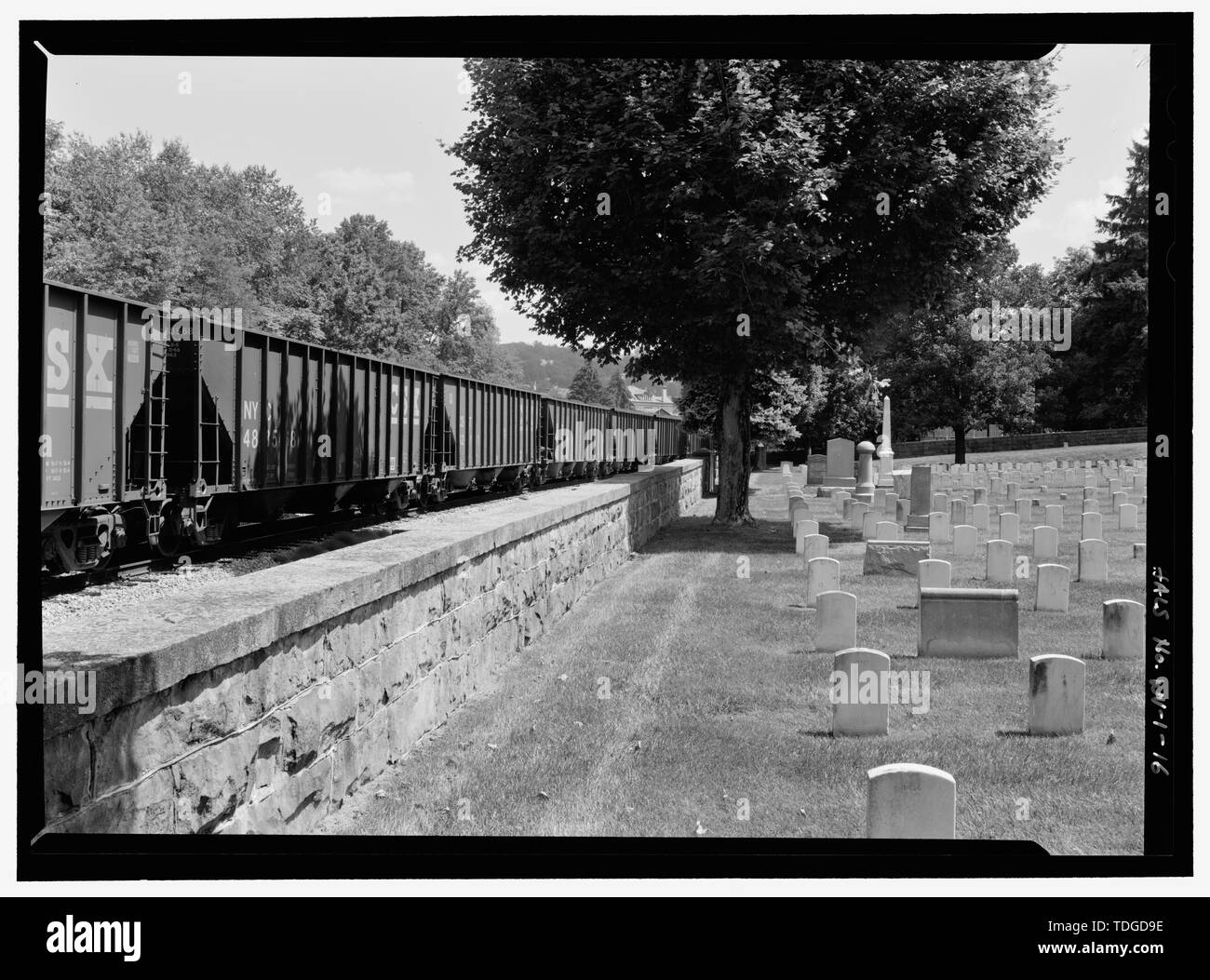 Parete Nord, con la ferrovia in background. Vista verso nord-est. - Grafton Cimitero Nazionale, 431 Walnut Street, Grafton, Taylor County, WV; U.S. Reparto degli affari di veterani Foto Stock