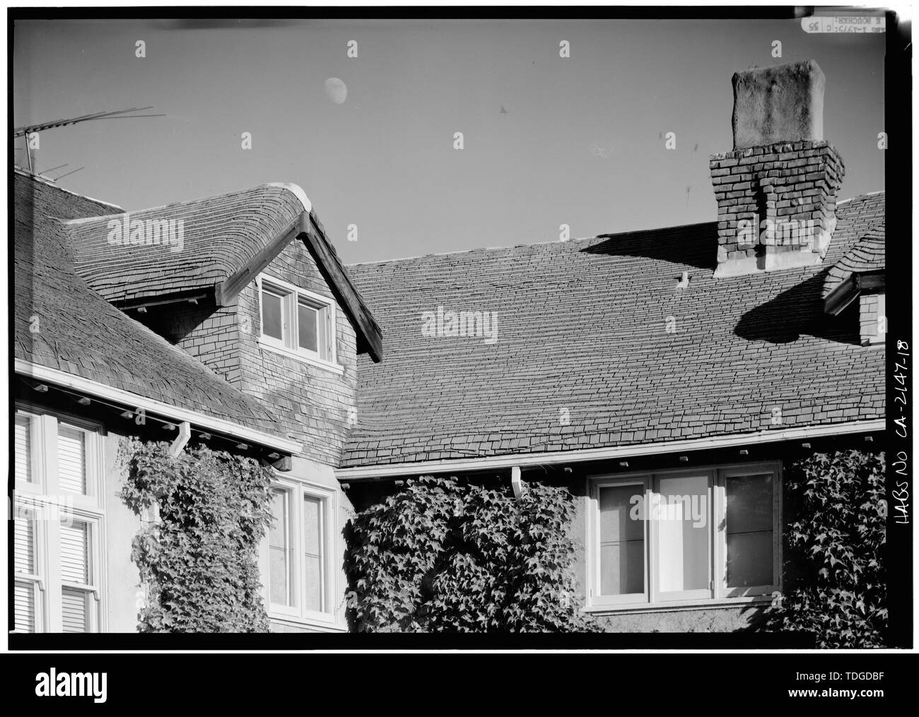 Ala nord, nord fine il dettaglio del dormer e tetto - Green Gables, 329 Albion Avenue, Woodside, San Mateo County, CA Foto Stock Ala nord, nord fine il dettaglio del dormer e tetto - Green Gables, 329 Albion Avenue, Woodside, San Mateo County, CA Foto Stock
