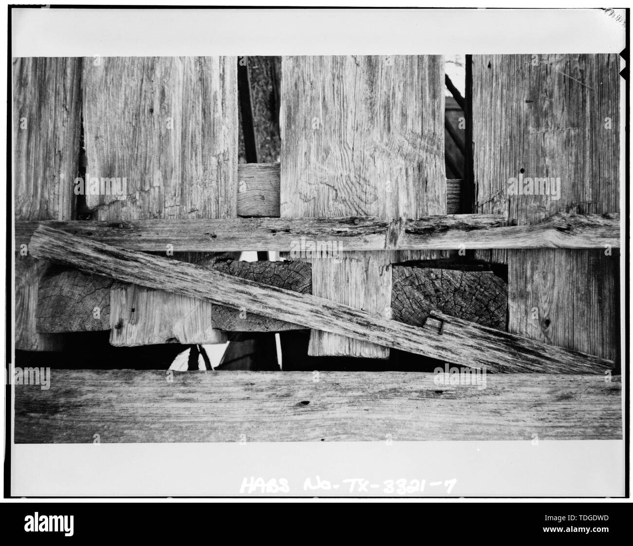 L'angolo nord-est dettaglio MOSTRA LOG Lavori di falegnameria. A destra è posteriore camera capannone aggiunta (copia negativo originale, 35 mm negativo nel campo dei record) - Thomas Jefferson muratura Log Cabin Henderson, Rusk County, TX Foto Stock