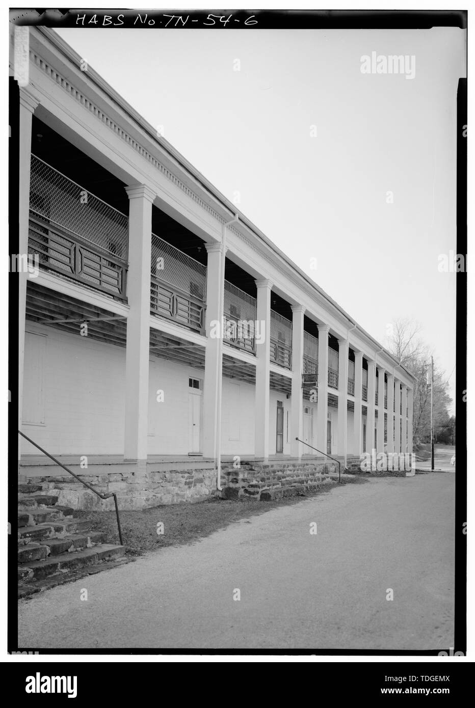 Fronte nord-est da est - Vecchio Beersheba Inn, Armfield Avenue, Beersheba molle, Grundy County, TN; Armfield, John Foto Stock