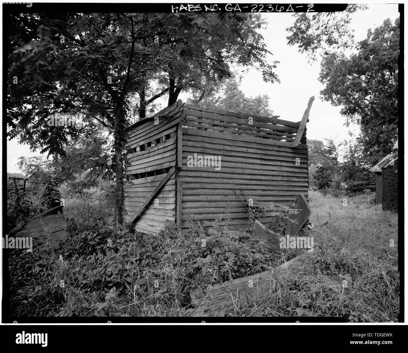 Nord-est posteriore e lato nord ovest - Benjamin Holmes Farm, Smokehouse 1458 Sanguinello Road, Snellville, Gwinnett County, GA Foto Stock