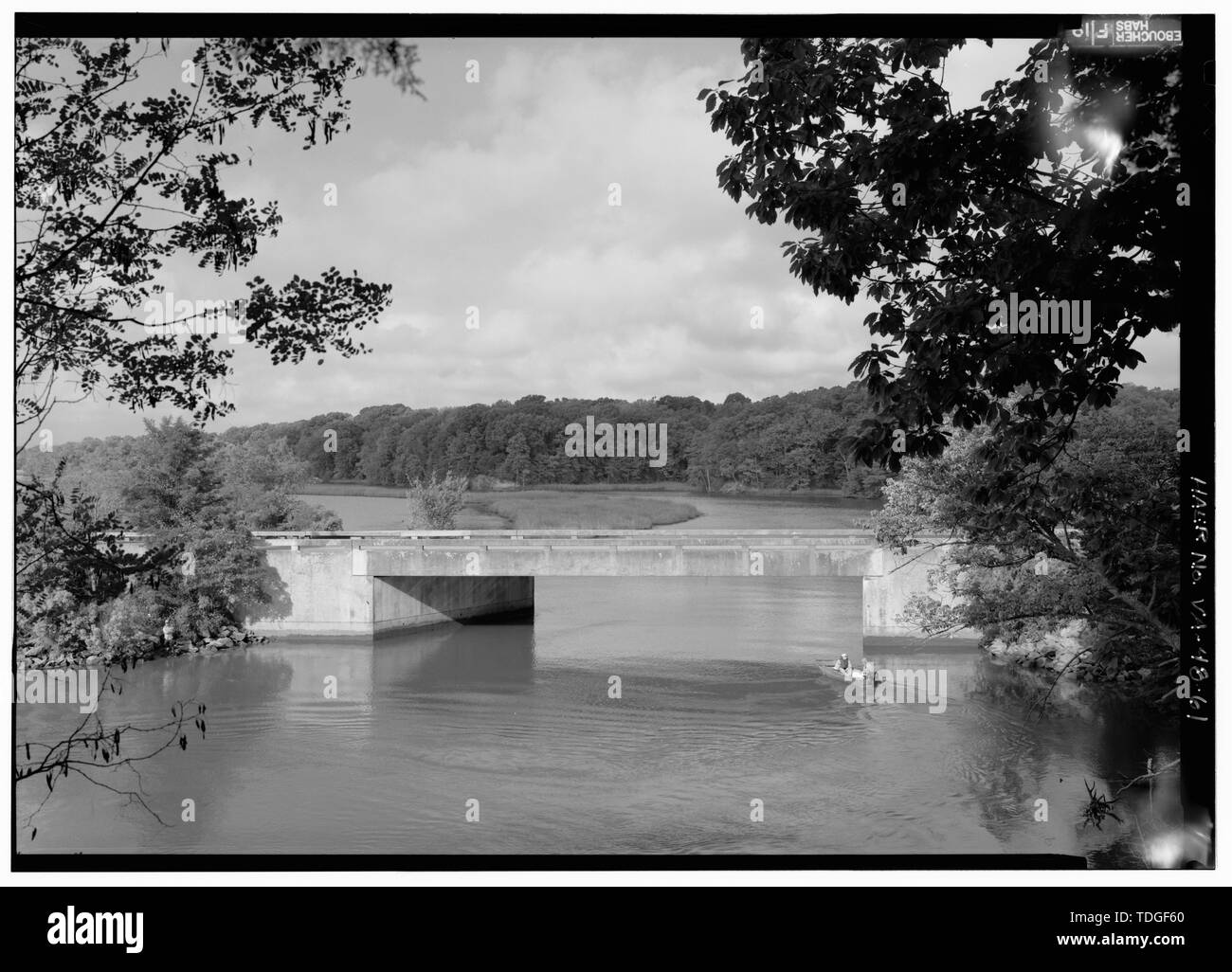 Sul lato nord-est del College CREEK BRIDGE, Vista generale dall'alto punto di vantaggio. (Vista simile a VA-48-72 (CT). - Colonial Parkway, Yorktown a Jamestown Island, Yorktown, York County, VA; Cramton, Louis C; Wilbur, Ray Lyman; Hoover, Herbert; Taylor, Oliver G; Peterson, Charles E; Smith, William H; Robinson, William; T E Ritter Società; Thomason, C Y; J G Attaway Società di costruzioni; Wescott, Frank T; Tee, Nello D; un N Campbell e società; Arundel Corporation; P T garrese; Sanford e ruscelli, società; Roberts Azienda di pavimentazione; Malpass Società di costruzioni; W E Graham e figli; Rea costruzione Foto Stock