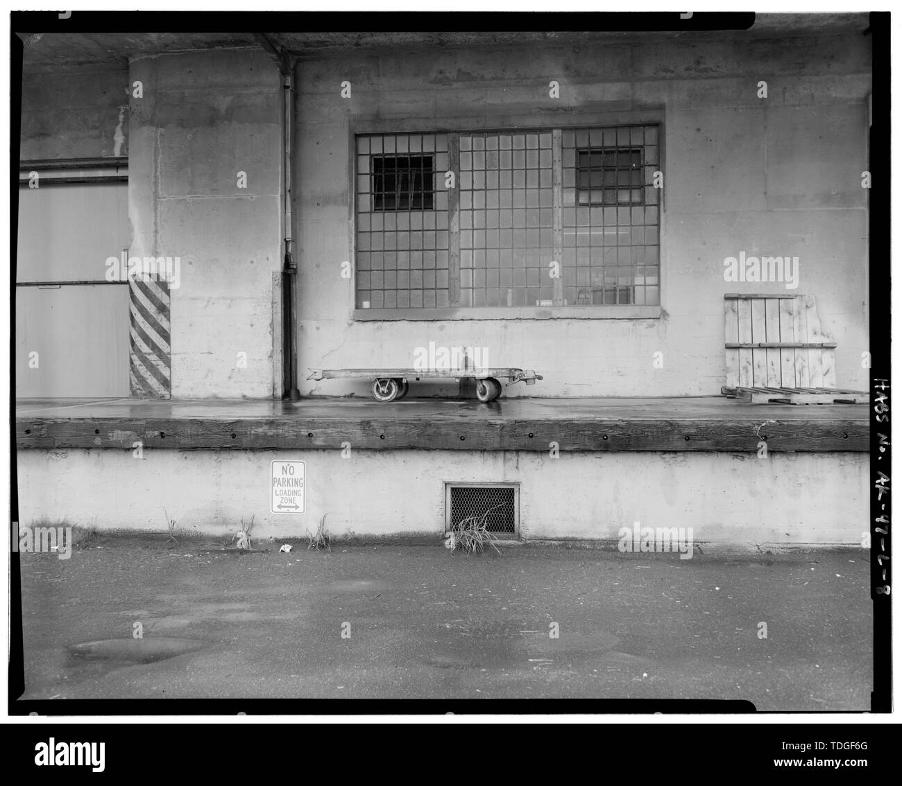 Sul lato nord-est finestra dettaglio - Kodiak Naval base operativa, magazzino generale, U.S. Stazione della Guardia costiera, Kodiak, Kodiak Island Borough, AK Foto Stock