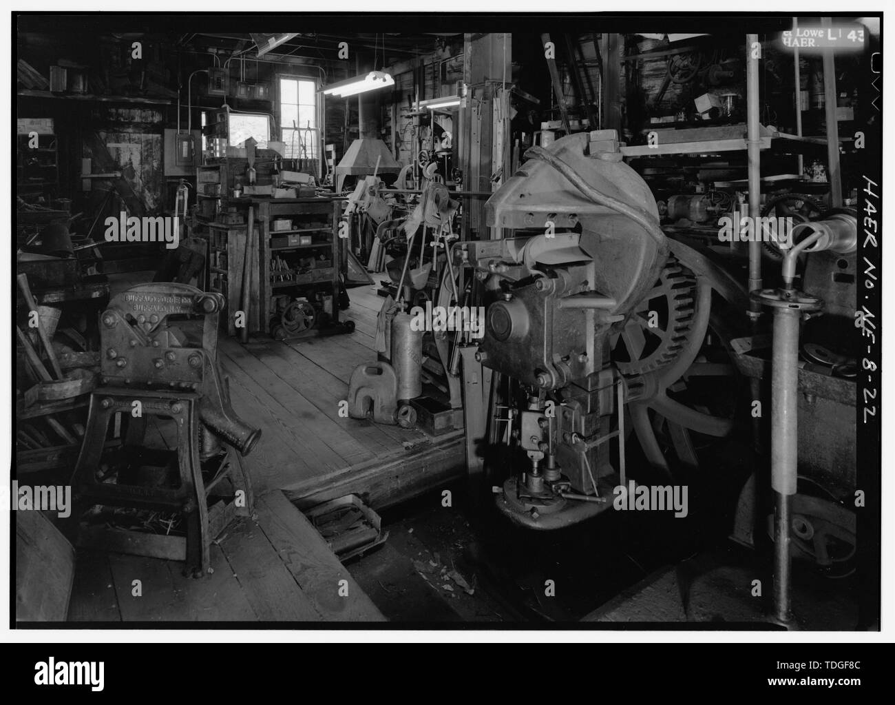 A NORD-EST DI VISTA GENERALE DI CIRCA 1875 POWER SHEAR, PUNCH e macchina di rivettatura, che mostra la sezione di pavimento sollevato per esporre l'operatore "PIT' e mostra di shop-realizzata in ferro battuto riparazione rinforzo incrinate parte superiore della macchina. IN PRIMO PIANO A sinistra è Buffalo Forge Co. Cesoia manuale per l'angolo d'acciaio. IN BACKGROUND nell'angolo nord-est della fabbrica interno è fabbro Area shop con cappa su forge. - Il mulino a vento di Kregel azienda fabbrica, 1416 Central Avenue, Nebraska City, Otoe County, NE Foto Stock