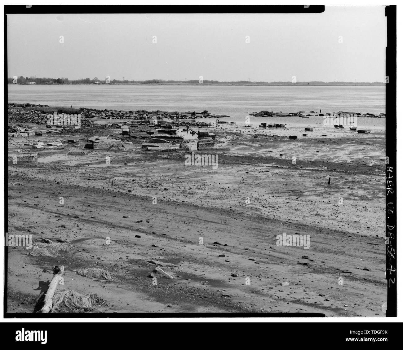 Nord-est vista guardando attraverso eroso angolo est della parete del mare. La costruzione di base rimane in primo piano. - Fort Delaware, Sea Wall, pisello Isola di patch, Delaware City, New Castle County, DE Foto Stock