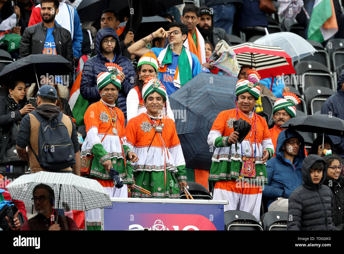 In India i fan in buono spirito durante un ritardo di pioggia durante l'ICC Cricket World Cup group stage corrispondono a Emirates Old Trafford, Manchester. Foto Stock