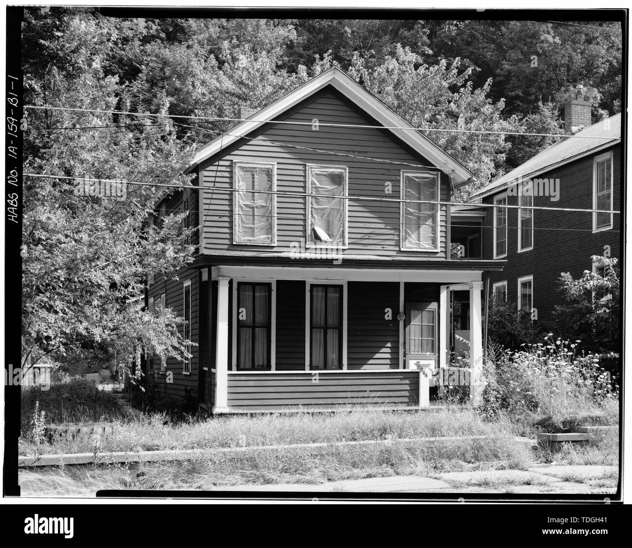 NORTHWEST anteriore e sul lato nord-est. Vista verso sud. - Operai le case, James Martin House, 844 Dodge Street, Dubuque, Dubuque County, IA Foto Stock