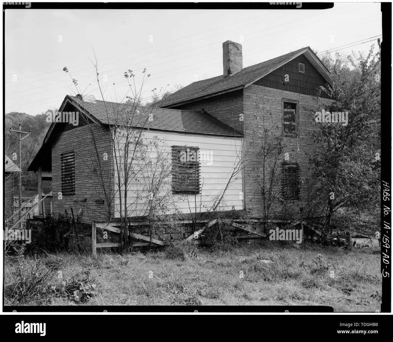Posteriore di nord-ovest e sud-ovest. Vista verso est. - Operai le case, Nicholas Thornton House, 365 Southern Avenue, Dubuque, Dubuque County, IA Foto Stock