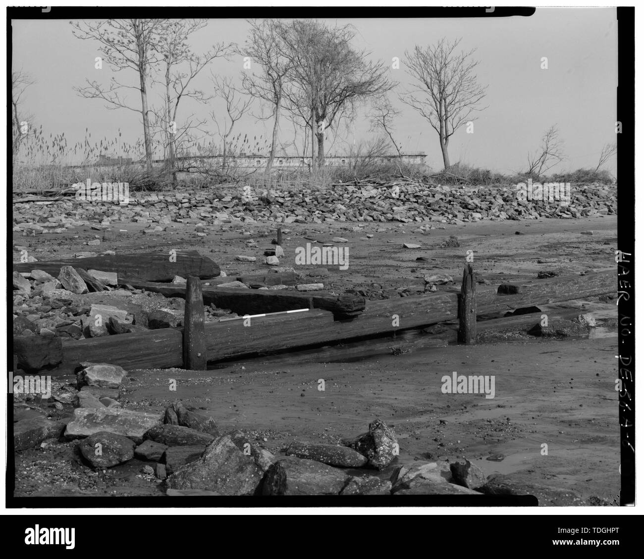 Visualizzazione di nord-ovest di GRILLAGE esposta al bordo occidentale del sud est della gamba della parete del mare. FORT DELAWARE in background. - Fort Delaware, Sea Wall, pisello Isola di patch, Delaware City, New Castle County, DE Foto Stock