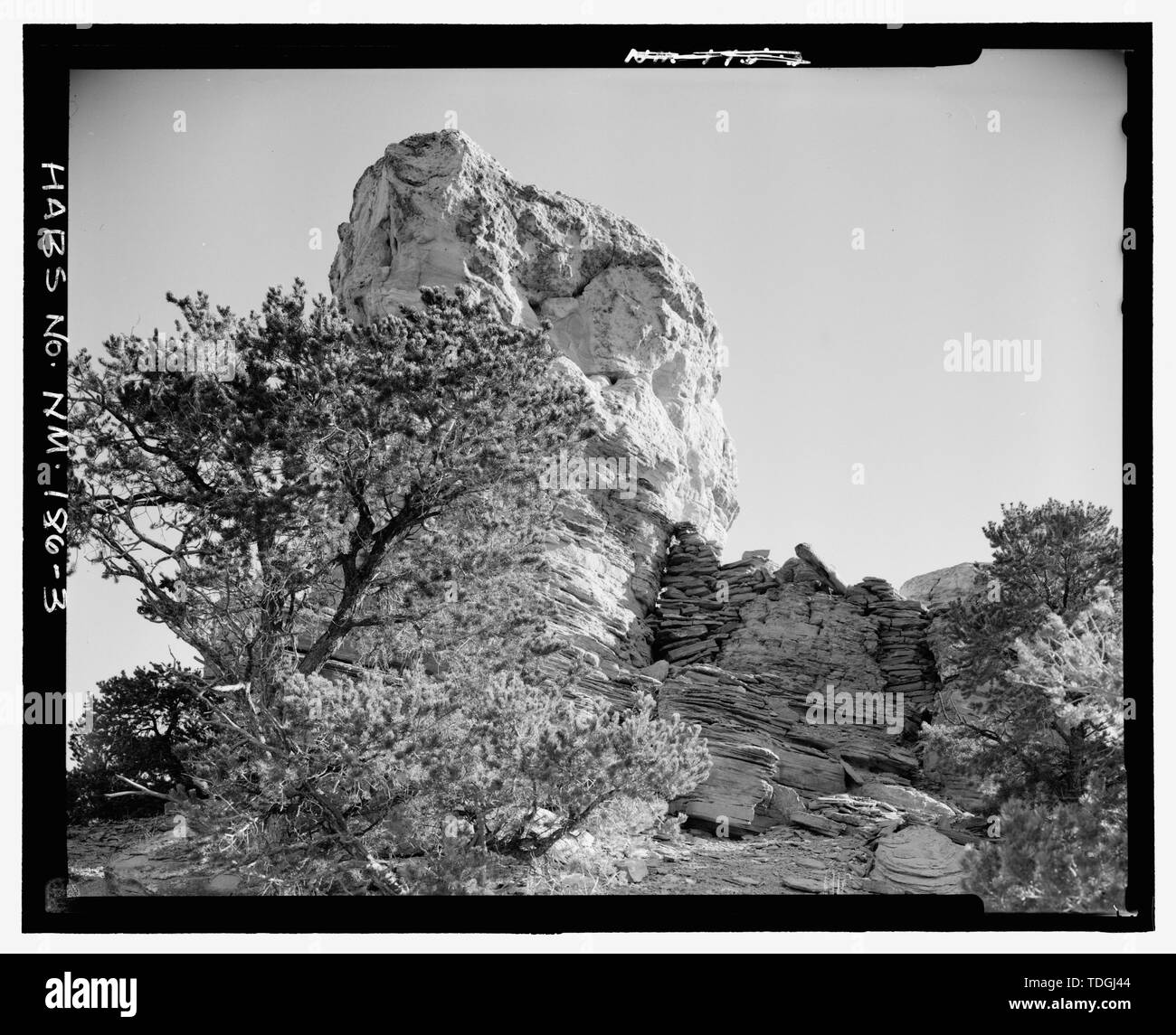 Lato nord, guardando verso sud - ha sottolineato Butte Pueblito, Cibola Canyon, Dulce, Rio Arriba County, NM Foto Stock