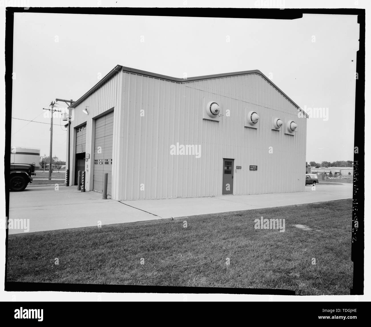 Estremità nord-est e sud-orientale. Vista dell'occidente. - Offutt Air Force Base, il Looking Glass Airborne Command Post, il rifornimento di veicoli Shop, in angolo ovest del Project Looking Glass Historic District, Bellevue, Sarpy County, NE Foto Stock