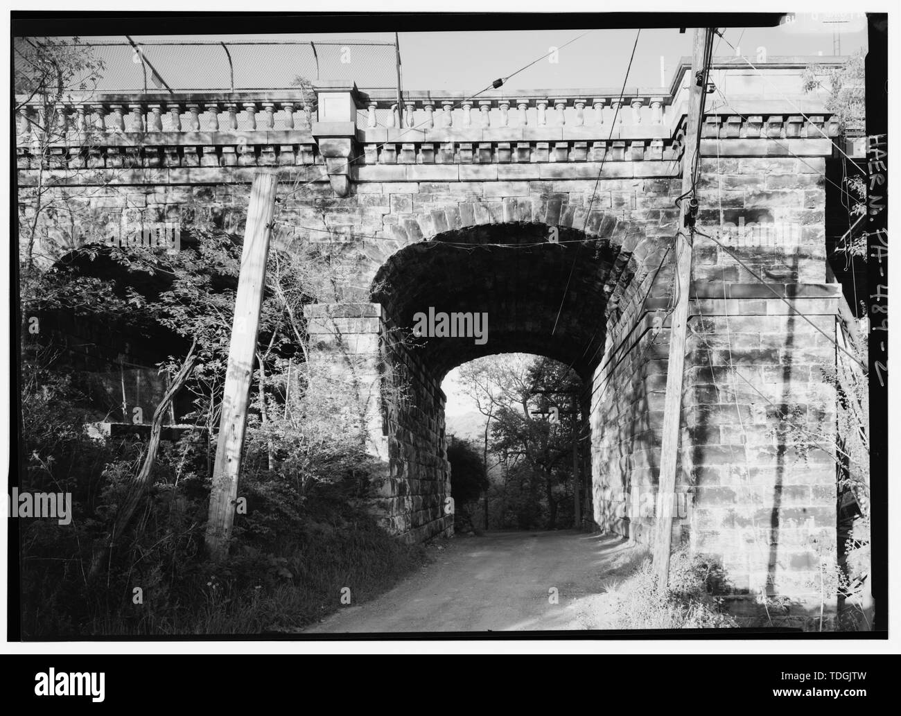 Approccio del nord arco in pietra permette un accesso al parco in Panther incavo al di sotto. - Parco Schenley ponte su Panther cava, Spanning Panther cavo in Panther Hollow Road, Pittsburgh, Allegheny County, PA; Pittsburgh Dipartimento delle Opere Pubbliche; Schultz Bridge e lavori di ferro; Moretti, Giuseppe; Gorham Manufacturing Company; DeLony, Eric N, project manager; Pennsylvania Department of Transportation, sponsor; Pennsylvania Historical and Museum Commission, sponsor; Hawley Haven, storico; Lowe, Jet, fotografo Foto Stock