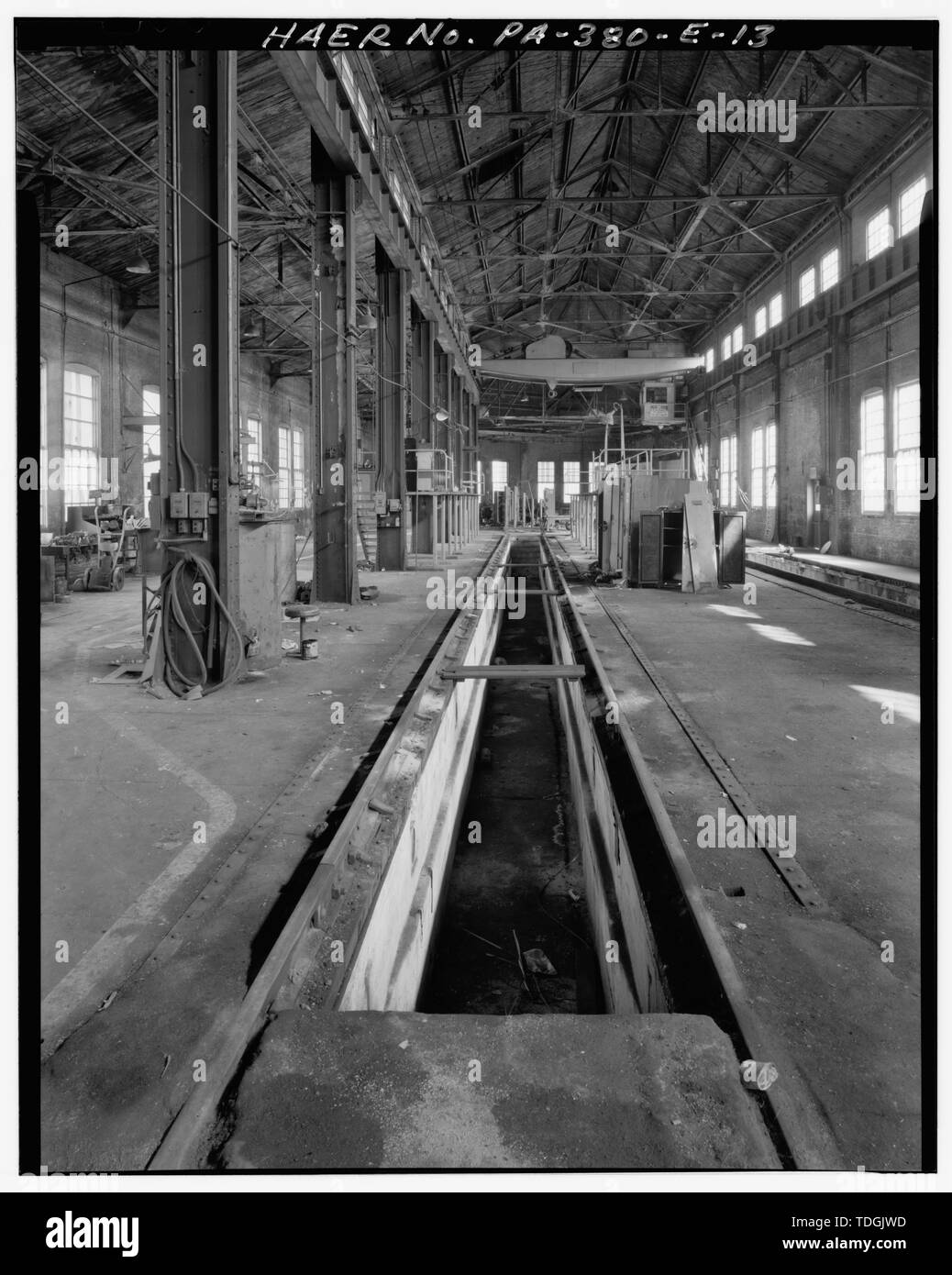 Vista del nord della fossa per le riparazioni e la gru in roundhouse e riparazione auto shop. - Stati Uniti Acciaio tubo Nazionale Opere edifici ausiliari, lungo il fiume Monongahela, McKeesport, Contea di Allegheny, PA; Carnegie, Andrew; U.S. Steel Corporation Foto Stock