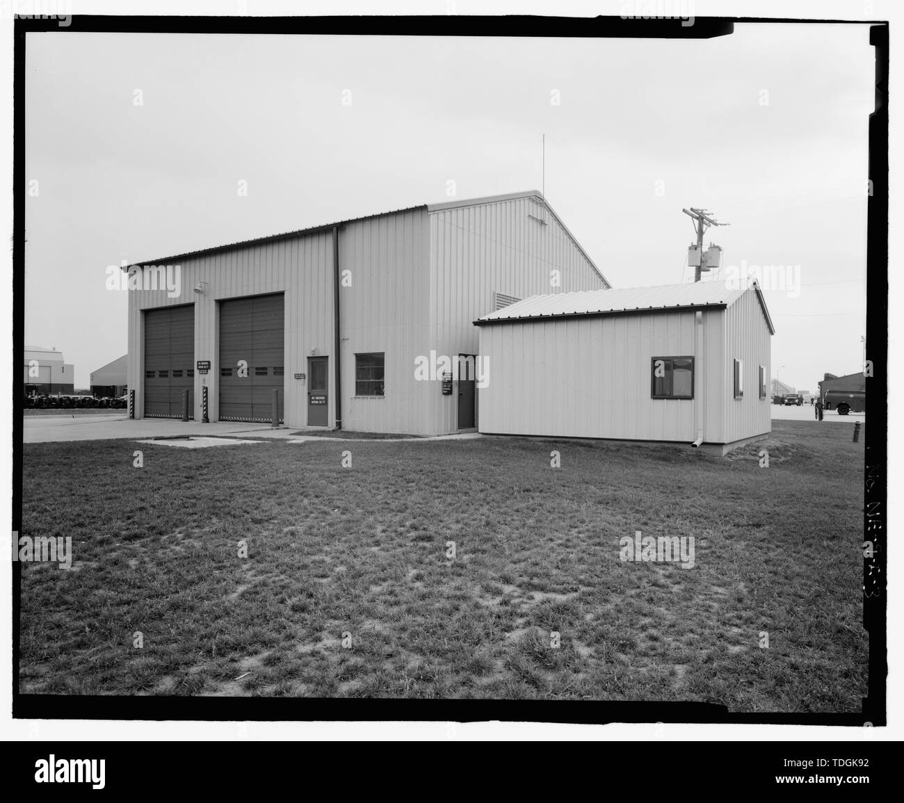 Lato di nord-ovest e sud-ovest fine. Vista verso est. - Offutt Air Force Base, il Looking Glass Airborne Command Post, il rifornimento di veicoli Shop, in angolo ovest del Project Looking Glass Historic District, Bellevue, Sarpy County, NE Foto Stock