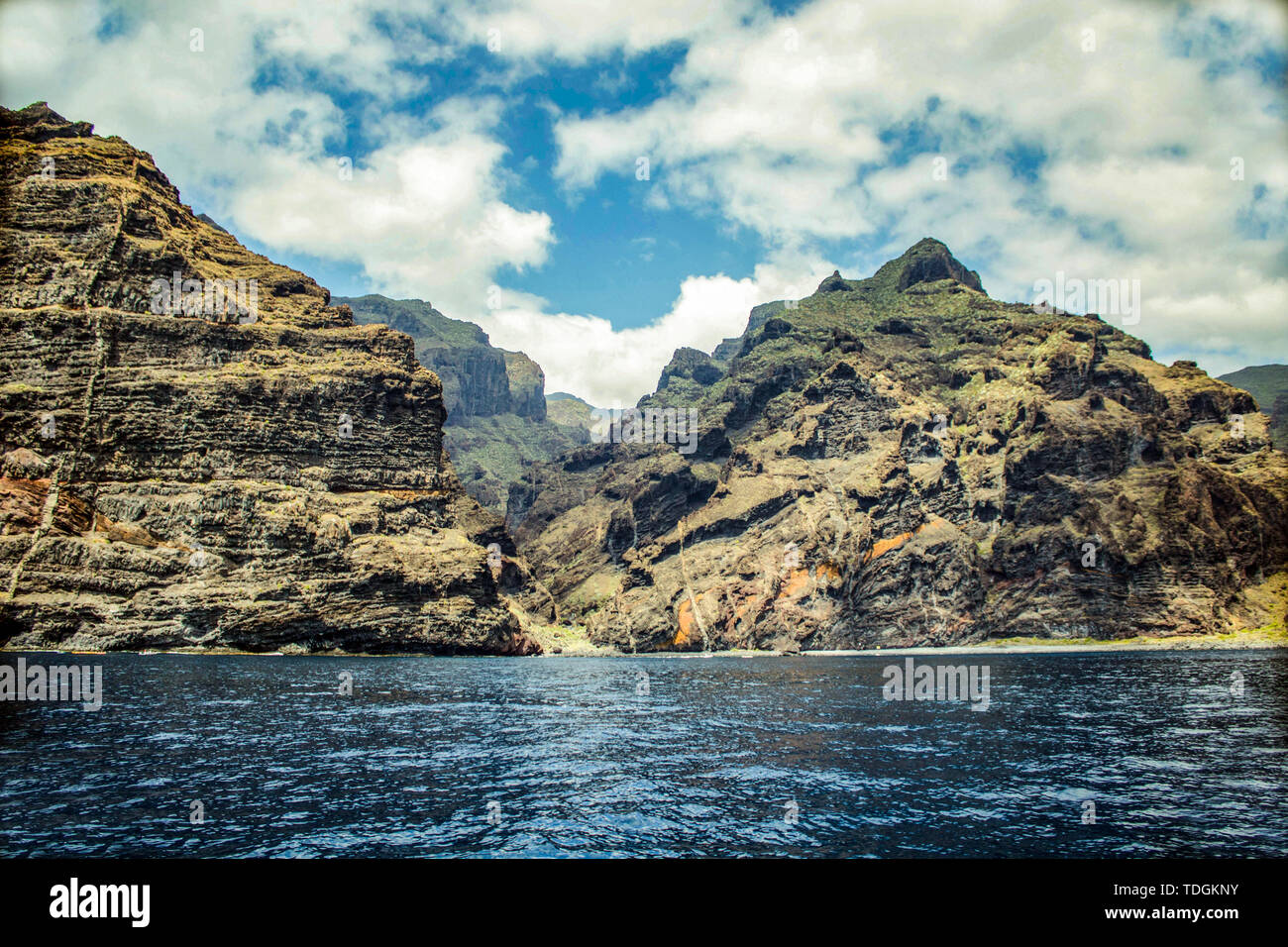 Alta ripida roccia lavica scogliere di Los Gigantes, Tenerife. Mare azzurro orizzonte naturale sullo sfondo del cielo. Foto Stock