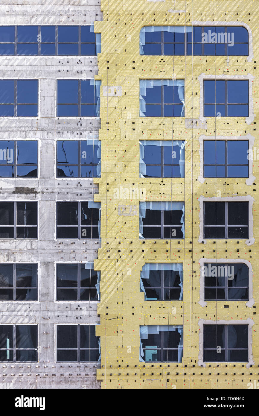 Termico isolamento esterno dell edificio della città durante i lavori di ristrutturazione Foto Stock