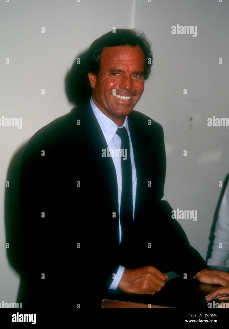 West Hollywood, California, Stati Uniti d'America 14 luglio 1994 cantante Julio Iglesias autografi copie del suo nuovo album 'Pazzo' sulla luglio 14, 1994 al Virgin Megastore a 8000 West Sunset Blvd in West Hollywood, California, Stati Uniti d'America. Foto di Barry re/Alamy Stock Photo Foto Stock