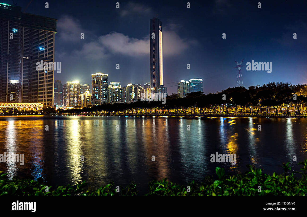 Vista notturna della città di Xiamen Foto Stock