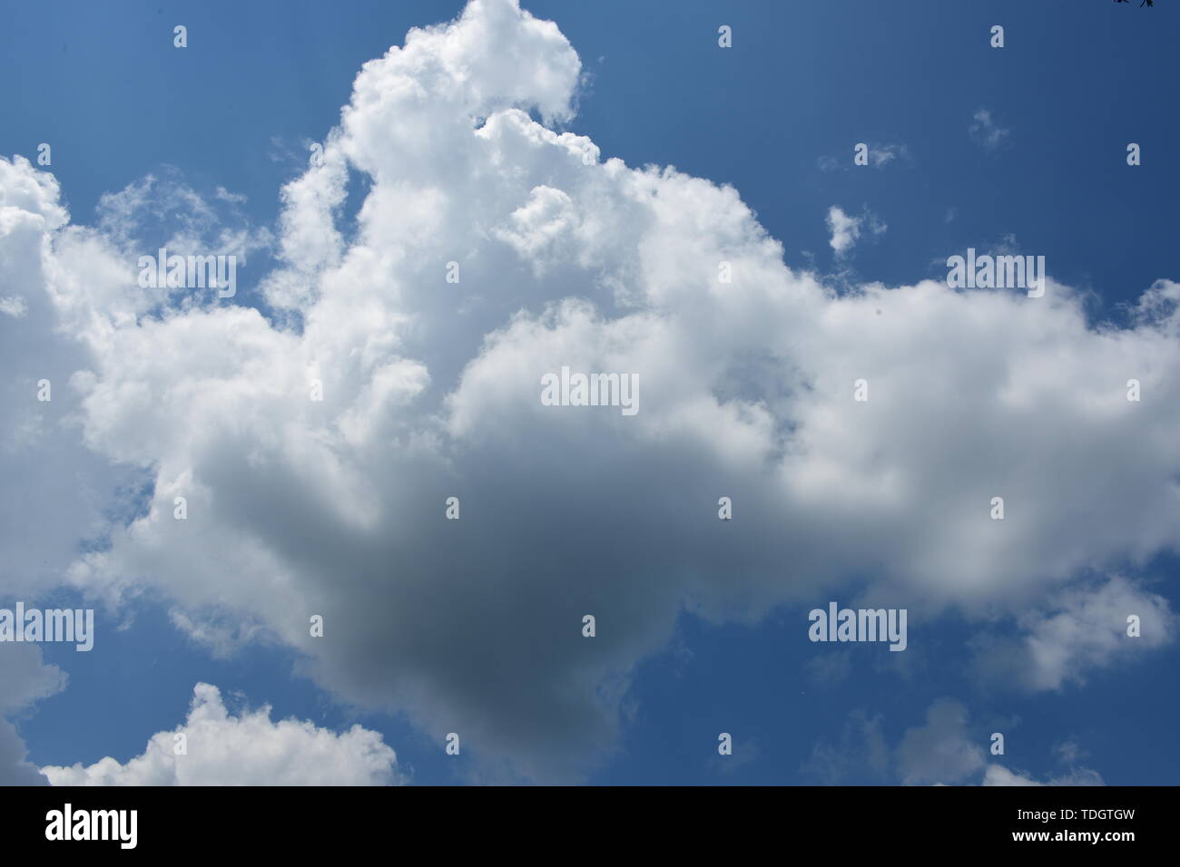 Cielo blu alta definizione nuvole immagini e fotografie stock ad alta  risoluzione - Alamy