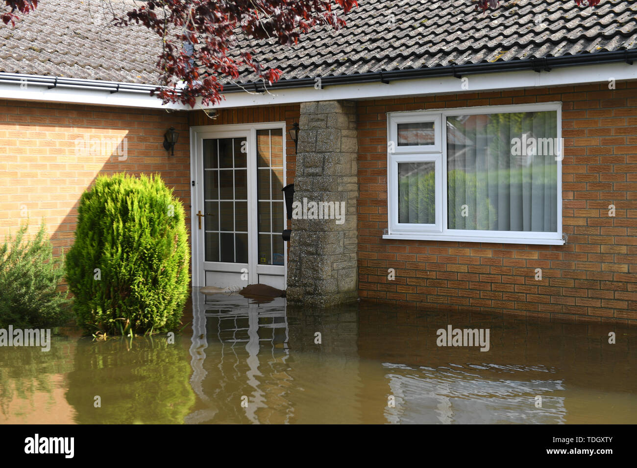 La ritrasmissione di correggere la posizione di una casa circondata da acqua di inondazione su Matt Pitts Lane in Wainfleet Tutti i Santi, in Lincolnshire dopo la città ha avuto a che fare con più di due mesi di pioggia in soli due giorni. Foto Stock